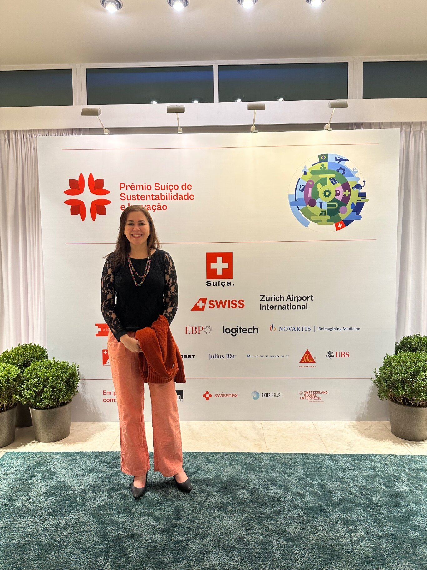 Imagem do reconhecimento: Vencedora do Smart Living Challenge, programa do governo sueco para o desenvolvimento de soluções de alto impacto. O projeto foi apresentado na COP-21, de Paris.